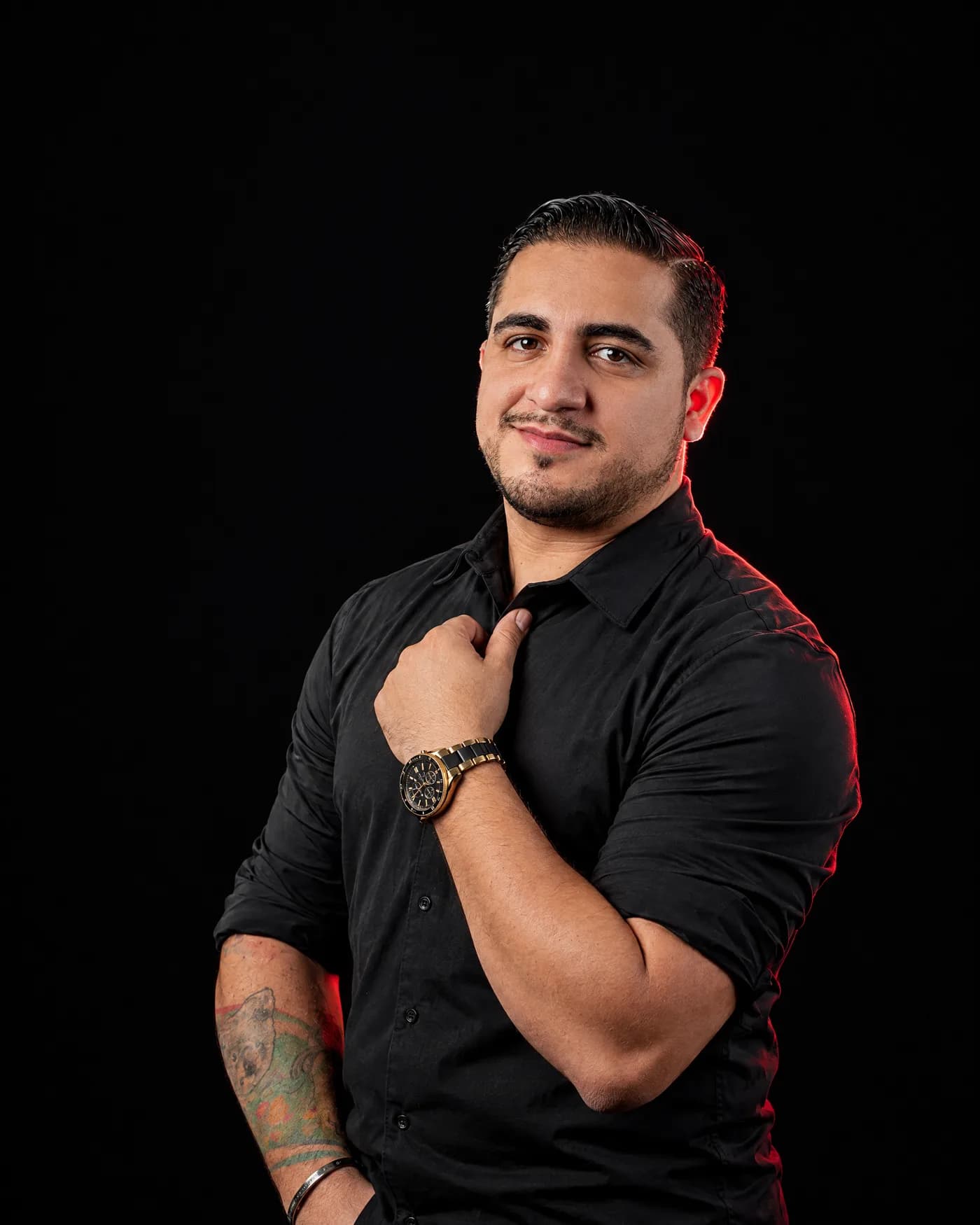 Rik Landeros, consultor de IA para empresas, en retrato de estudio con camisa negra